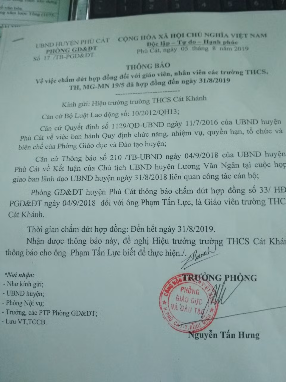 Tuy nhiên ngày 5/8/2019 giáo viên hợp đồng đã nhận thông báo chấm dứt hợp đồng. Điều này là sai Luật (Ảnh:V.N) Tuy nhiên ngày 5/8/2019 giáo viên hợp đồng đã nhận thông báo chấm dứt hợp đồng. Điều này là sai Luật (Ảnh:V.N)