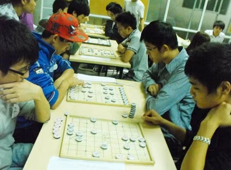 Sự tập trung cao độ luôn thể hiện trên khuôn mặt của các cờ thủ Sự tập trung cao độ luôn thể hiện trên khuôn mặt của các cờ thủ