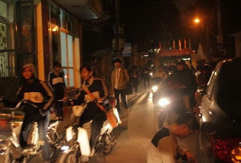 Cảnh tan học lúc hơn 7h tối tại trường cấp 3 Yên Hòa, Cầu Giấy, HN. (Ảnh: Minh Thùy).