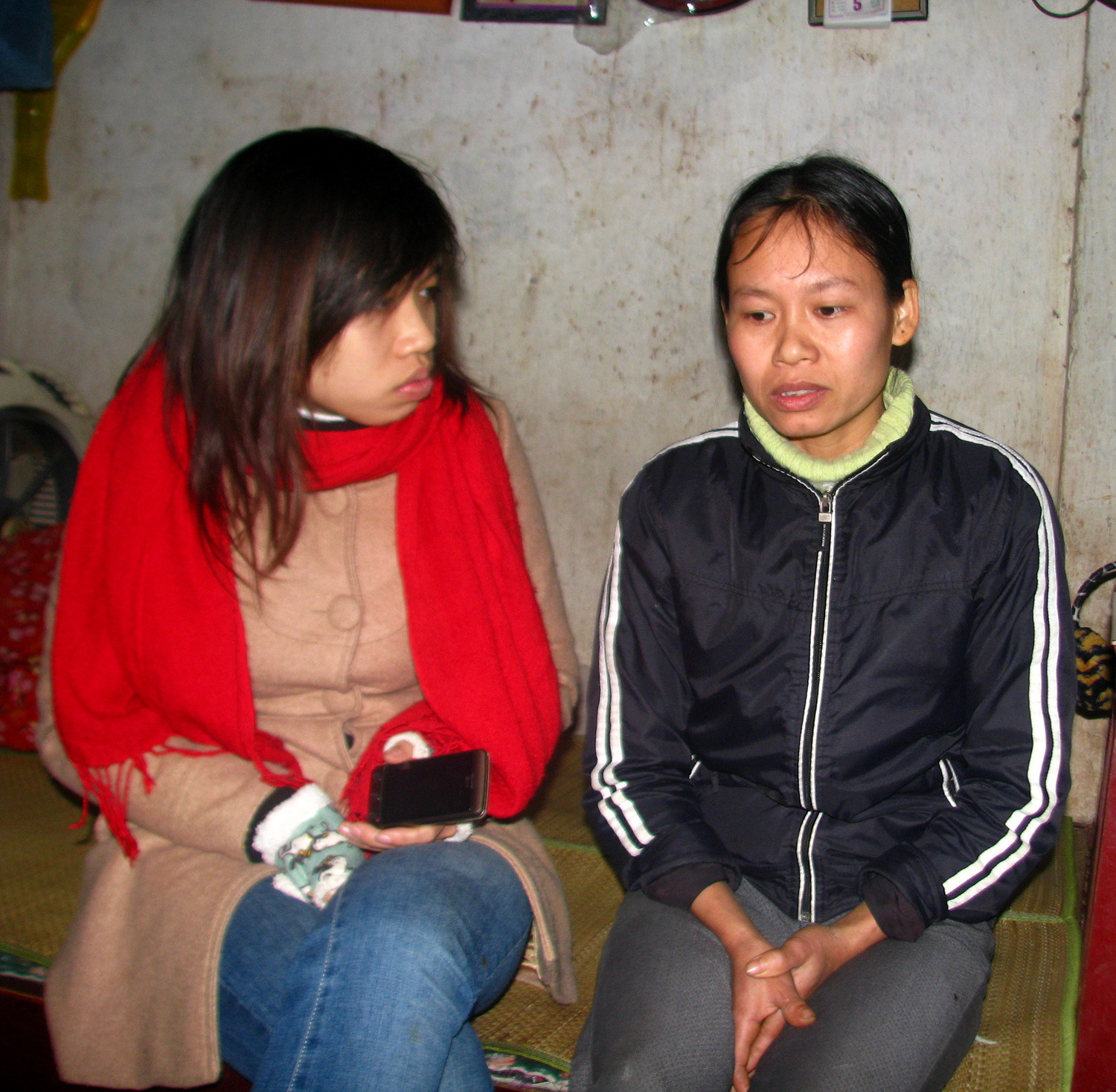 Chị Thoa, con gái út của ông bà (bên phải)