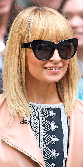 Nicole Richie với kiểu kính "người dơi". Nicole Richie với kiểu kính "người dơi".