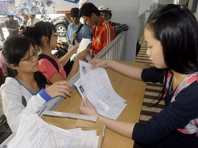 Thí sinh nhận giấy báo thi tại bộ phận tuyển sinh của cơ quan đại diện phía nam Bộ GD-ĐT tại TP.HCM - Ảnh: Đào Ngọc Thạch