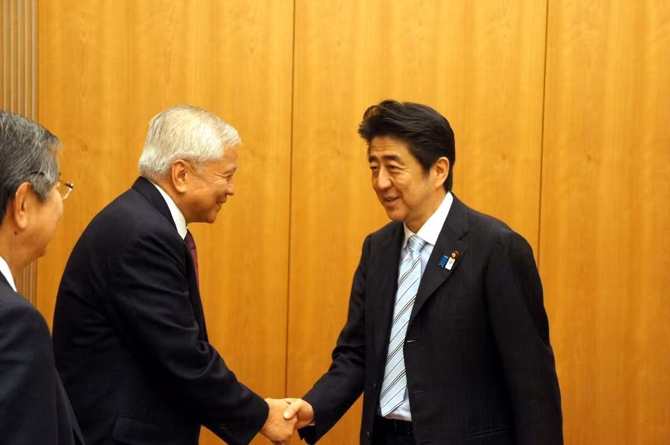 Ngoại trưởng Philippines Albert del Rosario đến chào xã giao Thủ tướng Nhật Bản hôm 23/5.