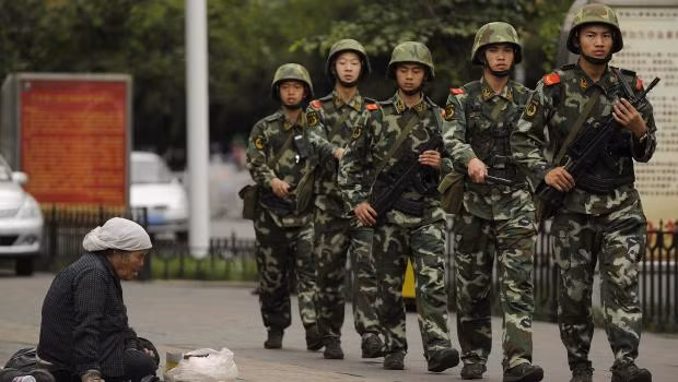 Lính Trung Quốc tuần tra 24/24 đường phố Urumqi, thủ phủ Tân Cương