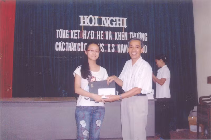 Thầy Lê Hải Nhưng trao phần thưởng cho học sinh (Ảnh: tác giả cung cấp). Thầy Lê Hải Nhưng trao phần thưởng cho học sinh (Ảnh: tác giả cung cấp).