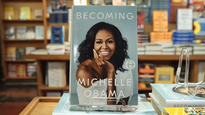 Cuốn hồi ký "Becoming" của cựu Đệ nhất Phu nhân Hoa Kỳ. Cuốn hồi ký "Becoming" của cựu Đệ nhất Phu nhân Hoa Kỳ.