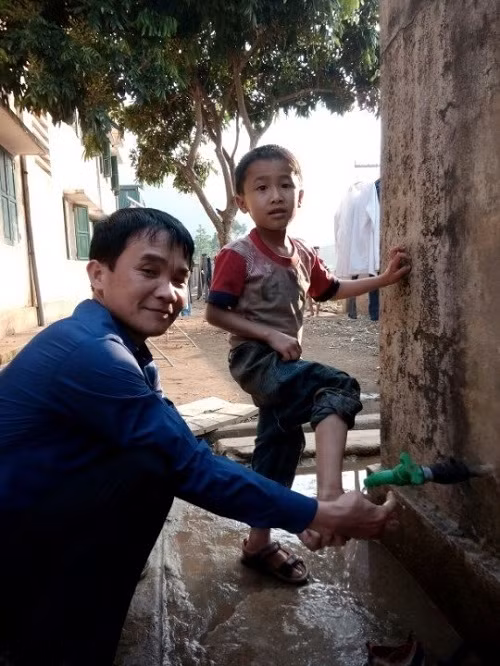 Thầy Thanh tâm niệm muốn học sinh không bỏ học trước tiên phải yêu thương như con. Thầy Thanh tâm niệm muốn học sinh không bỏ học trước tiên phải yêu thương như con.