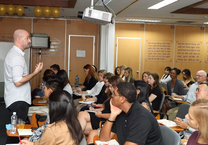Ông Stefan Reicherstorfer - Giám đốc khối Marketing chia sẻ về hoạt động marketing và việc xây dựng thương hiệu sản phẩm, quản lý nhãn hàng tại Tân Hiệp Phát.