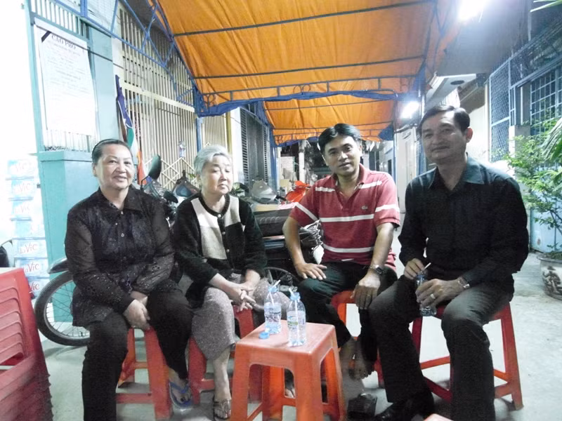 Từ trái qua: Bà Thu Ba (Em nhạc sĩ Hàn Chậu), bà Lê Thị Hương (vợ nhạc sĩ Thanh Sơn), anh Lê Duy Lâm (con trai thứ 5 nhạc sĩ Thanh Sơn) và đạo diễn Thành Công. Từ trái qua: Bà Thu Ba (Em nhạc sĩ Hàn Chậu), bà Lê Thị Hương (vợ nhạc sĩ Thanh Sơn), anh Lê Duy Lâm (con trai thứ 5 nhạc sĩ Thanh Sơn) và đạo diễn Thành Công.