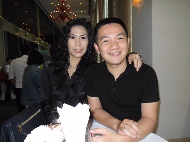 Ca sĩ Khánh Du và Anh Khoa, người quản lý của ca sĩ Thu Minh.
