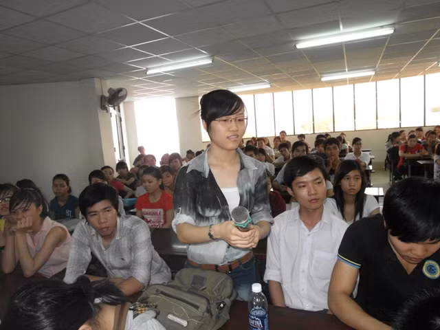 Nỗi băn khoăn của sinh viên Nguyễn Thị Trường Giang về sự phân biệt hệ thống trường công lập và dân lập được thầy Ngân giải toả. Nỗi băn khoăn của sinh viên Nguyễn Thị Trường Giang về sự phân biệt hệ thống trường công lập và dân lập được thầy Ngân giải toả.