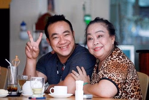 Diễn viên Hiếu Hiền và mẹ, NSƯT Kim Ngọc. Lúc bà còn sống, hai mẹ con như hình với bóng. >> Nhìn lại đường tình duyên Tăng Thanh Hà trước khi kết hôn Diễn viên Hiếu Hiền và mẹ, NSƯT Kim Ngọc. Lúc bà còn sống, hai mẹ con như hình với bóng. >> Nhìn lại đường tình duyên Tăng Thanh Hà trước khi kết hôn