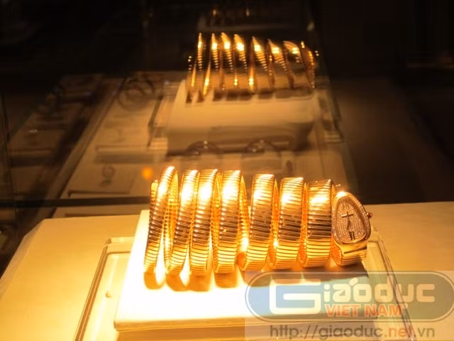 Cận cảnh vẻ đẹp lộng lẫy chiếc đồng hồ "sinh đôi" với đồng hồ của ca sĩ Thủy Tiên. Ngoài chiếc đồng hồ mà Thủy Tiên đang sỡ hữu, chiếc đồng hồ đang nằm trong tủ kính này là chiếc thứ hai hiện có tại Việt Nam. Cận cảnh vẻ đẹp lộng lẫy chiếc đồng hồ "sinh đôi" với đồng hồ của ca sĩ Thủy Tiên. Ngoài chiếc đồng hồ mà Thủy Tiên đang sỡ hữu, chiếc đồng hồ đang nằm trong tủ kính này là chiếc thứ hai hiện có tại Việt Nam.