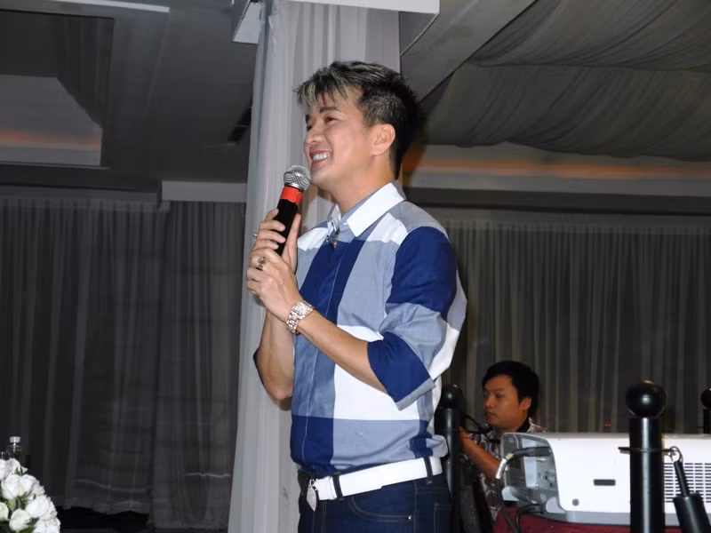 Và chủ nhân single Tuổi hồng thơ ngây, Mr Đàm xuất hiện, cười tươi trấn an mọi người.