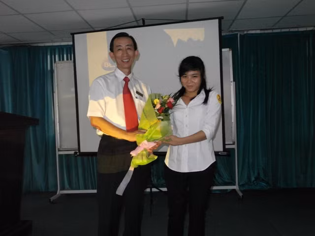Đại diện sinh viên trường Cao đẳng Viễn Đông tặng hoa cho PGS. TS Trần Hoàng Ngân. Đại diện sinh viên trường Cao đẳng Viễn Đông tặng hoa cho PGS. TS Trần Hoàng Ngân.