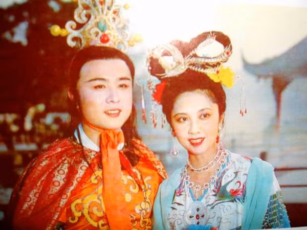 Chu Lâm khiến khán giả nhớ mãi bởi vẻ đẹp đằm thắm, ủy mị. Thời điểm đến với đoàn làm phim, Chu Lâm 33 tuổi và đã có gia đình. Tuy nhiên, việc thể hiện quá xuất sắc tình cảm luyến lưu với "Đường Tam Tạng" khiến Chu Lâm vướng tin đồn "phim giả tình thật". Nhiều tờ báo còn đưa tin Chu Lâm trúng tiếng sét ái tình với Từ Thiếu Hoa ngay lần đầu giáp mặt anh trong đoàn, để rồi nhiều năm sau đó, vì không dứt bỏ được tơ vương trong lòng, chuyện tình duyên của cô cũng lận đận. Gần đây nhất, khi tham gia một sự kiện, Chu Lâm đã bác bỏ thông tin này. Chu Lâm khiến khán giả nhớ mãi bởi vẻ đẹp đằm thắm, ủy mị. Thời điểm đến với đoàn làm phim, Chu Lâm 33 tuổi và đã có gia đình. Tuy nhiên, việc thể hiện quá xuất sắc tình cảm luyến lưu với "Đường Tam Tạng" khiến Chu Lâm vướng tin đồn "phim giả tình thật". Nhiều tờ báo còn đưa tin Chu Lâm trúng tiếng sét ái tình với Từ Thiếu Hoa ngay lần đầu giáp mặt anh trong đoàn, để rồi nhiều năm sau đó, vì không dứt bỏ được tơ vương trong lòng, chuyện tình duyên của cô cũng lận đận. Gần đây nhất, khi tham gia một sự kiện, Chu Lâm đã bác bỏ thông tin này.
