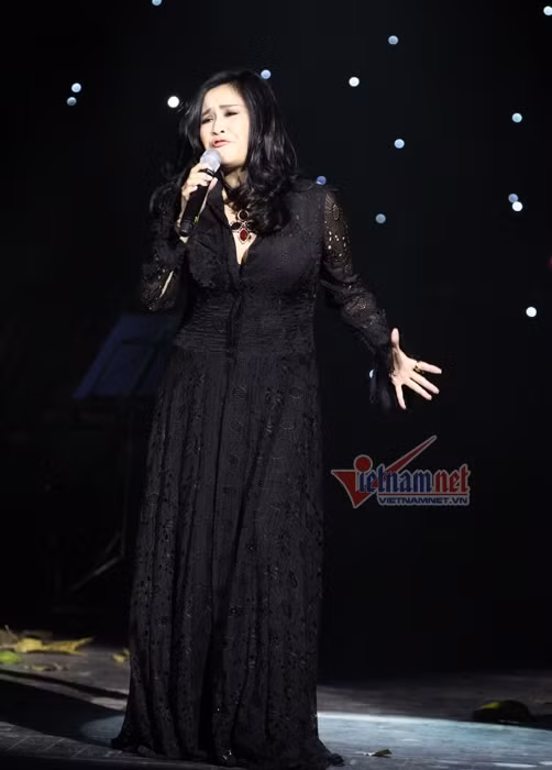 Thanh Lam với chiếc váy ren đen dài chấm đất. Thanh Lam với chiếc váy ren đen dài chấm đất.