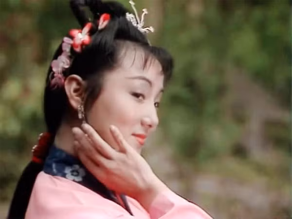 Dương Tuấn, vai thôn nữ trong tập "Ba lần đánh Bạch Cốt Tinh" giờ là Giám đốc Viện hí kịch Hoàng Mai, Hồ Bắc. Dương Tuấn, vai thôn nữ trong tập "Ba lần đánh Bạch Cốt Tinh" giờ là Giám đốc Viện hí kịch Hoàng Mai, Hồ Bắc.