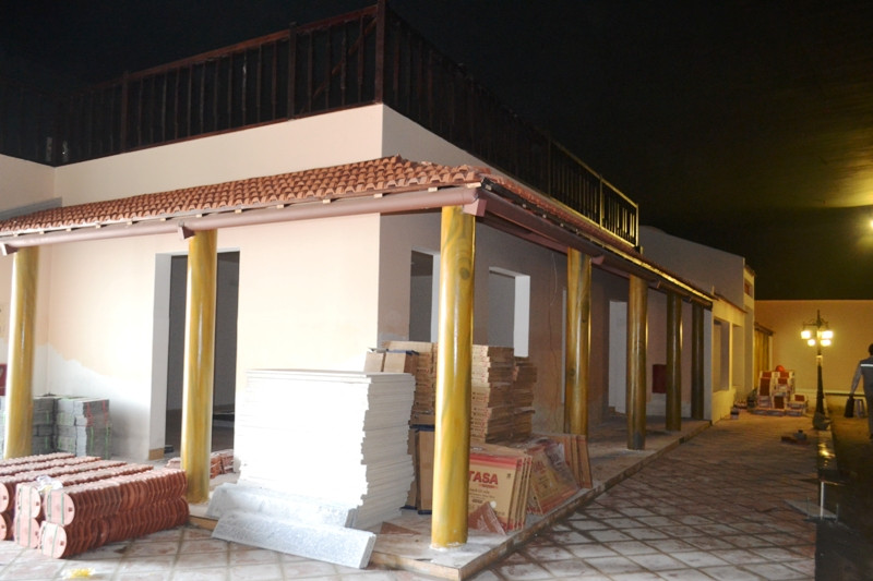 Những ngôi nhà cổ kiểu giống như nhà của người Hoa được xây dựng lén lút sau bức tường bê-tông che chắn kín đáo. Ảnh: TT