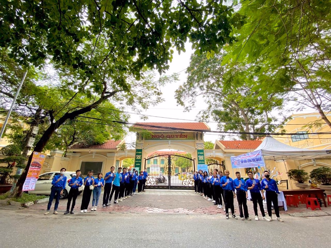 Sinh viên tình nguyện hỗ trợ tại điểm thi Trường Trung học phổ thông Ngô Quyền (Ảnh: CTV)