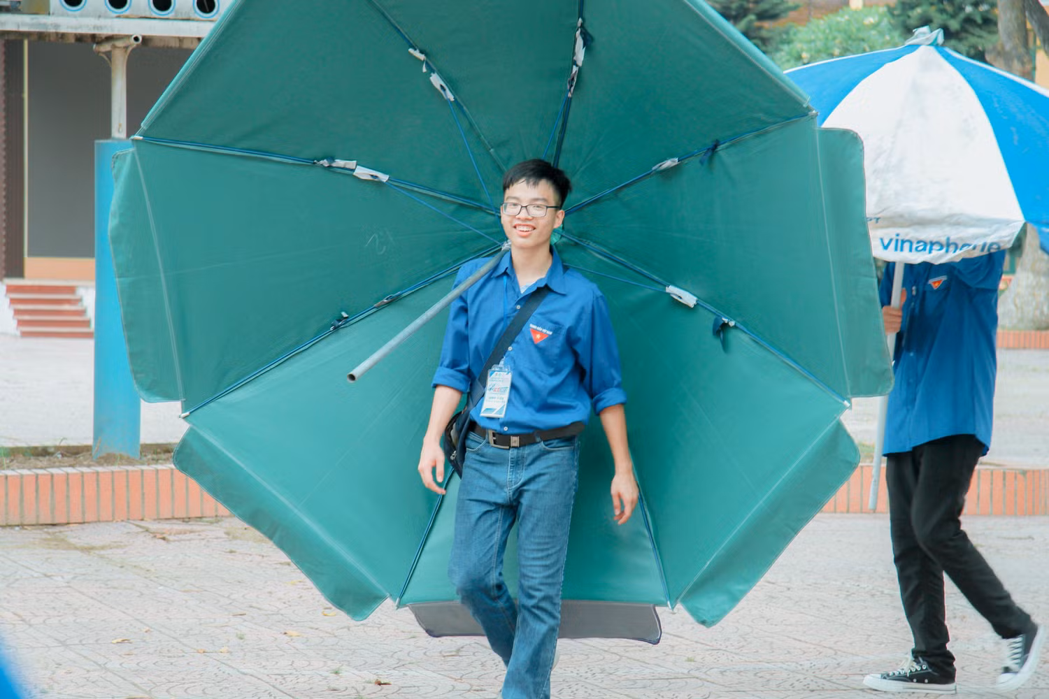 Sinh viên Trường Đại học Hàng hải Việt Nam tham gia chuẩn bị cơ sở vật chất phục vụ kỳ thi tốt nghiệp trung học phổ thông (Ảnh: CTV)