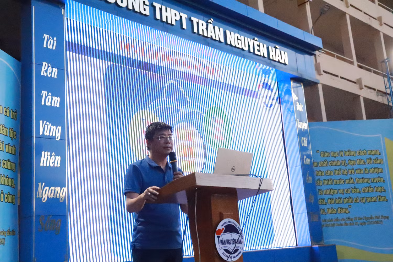 Thầy Nguyễn Minh Quý - Hiệu trưởng Trường Trung học phổ thông Trần Nguyên Hãn dành thời gian gần 40 phút để chia sẻ với các bậc cha mẹ, các em học sinh (Ảnh: Phạm Linh)