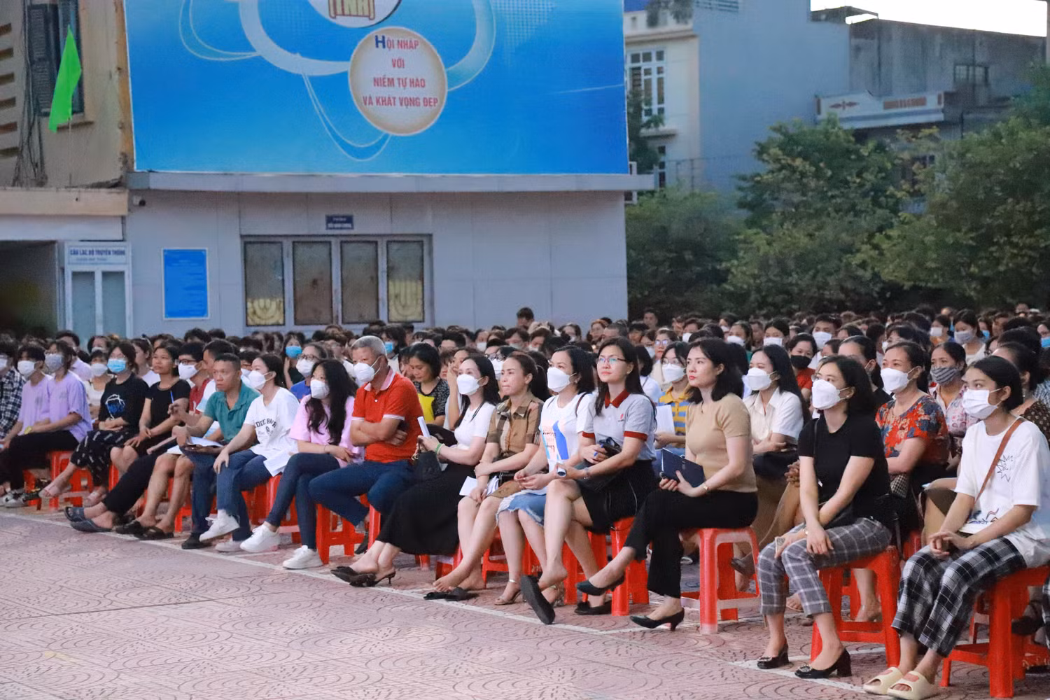 Phụ huynh và học sinh chăm chú lắng nghe những chia sẻ của Ban giám hiệu nhà trường (Ảnh: Phạm Linh)