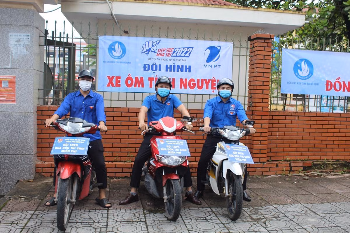 Tình nguyện viên hoá thân thành “xe ôm” miễn phí đưa đón thí sinh (Ảnh: CTV) Tình nguyện viên hoá thân thành “xe ôm” miễn phí đưa đón thí sinh (Ảnh: CTV)