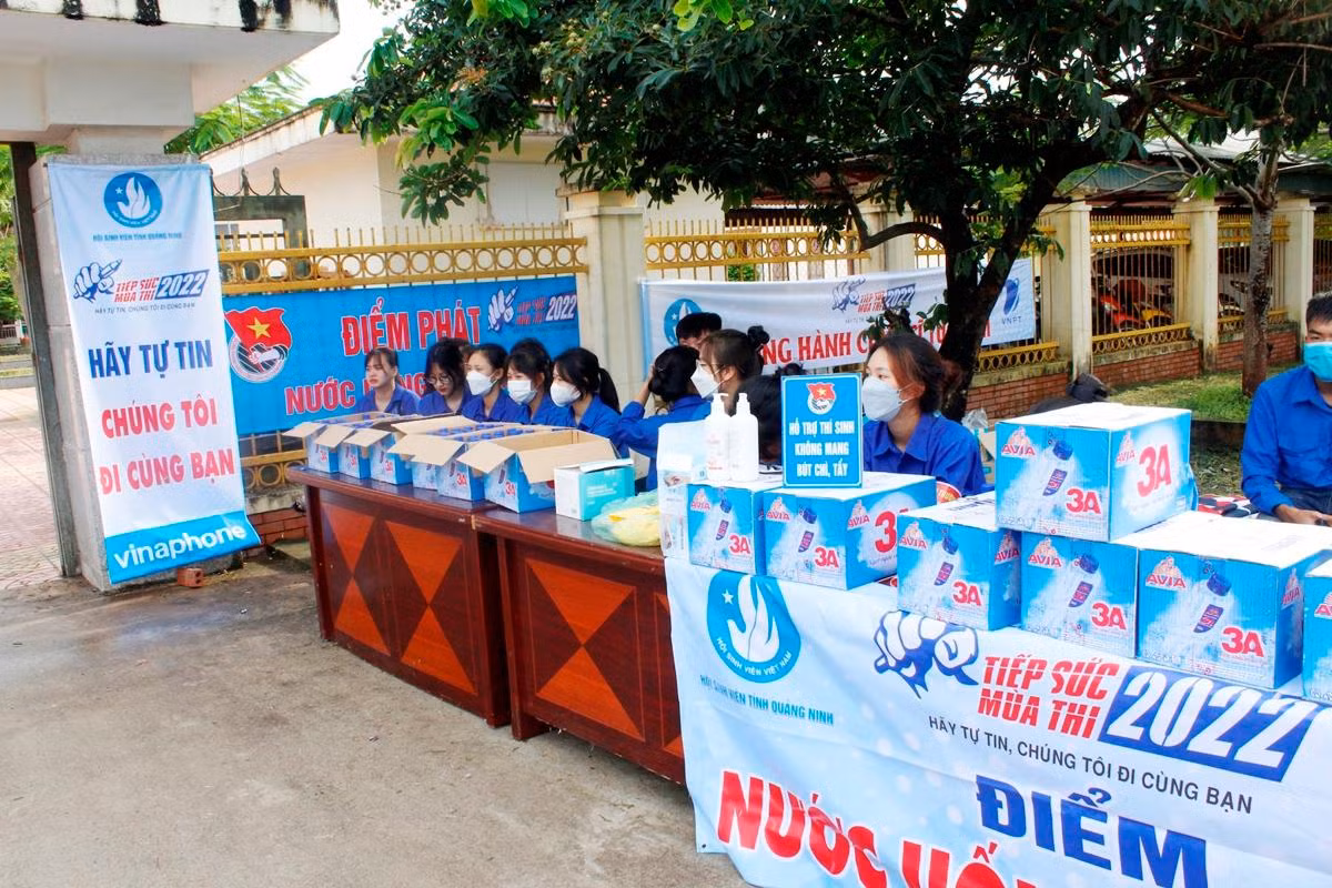 Thanh niên tình nguyện phát nước miễn phí tại Điểm thi Trung học phổ thông Trần Phú (thành phố Móng Cái) (Ảnh: CTV) Thanh niên tình nguyện phát nước miễn phí tại Điểm thi Trung học phổ thông Trần Phú (thành phố Móng Cái) (Ảnh: CTV)
