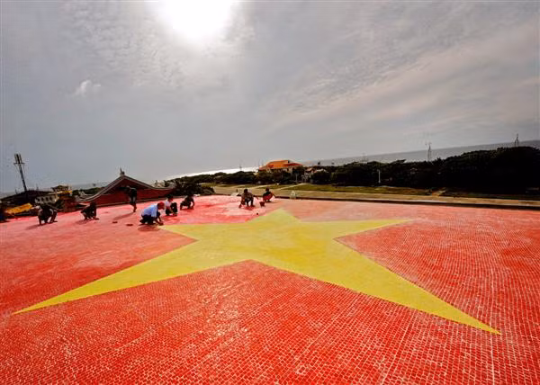 Lá cờ gốm trên đảo Trường Sa Lớn, quần đảo Trường Sa chủ quyền thiêng liêng của Việt Nam (Nguồn ảnh: TTVH)