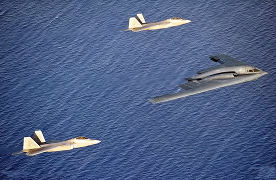 Máy bay chiến đấu tàng hình F-22 và máy bay ném bom chiến lược B-2 Mỹ