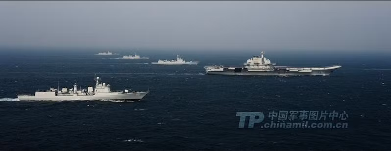 Ngày 23 tháng 12 năm 2013, tàu sân bay Liêu Ninh huấn luyện chạy theo biên đội trên Biển Đông.