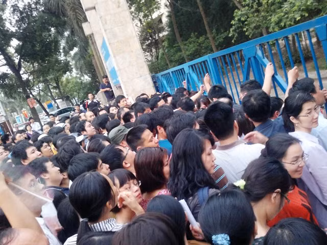 Hàng trăm người xô đổ cổng trường PTCS Thực nghiệm (Hà Nội) chỉ để giành một bộ hồ sơ xin học cho con vào lớp 1. Hàng trăm người xô đổ cổng trường PTCS Thực nghiệm (Hà Nội) chỉ để giành một bộ hồ sơ xin học cho con vào lớp 1.