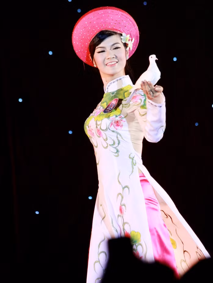 >> Phát sốt vì 4 nữ giáo viên xinh đẹp >>Hoa khôi ĐH Thương Mại 2012 duyên dáng áo dài >>Những hotgirl xinh đẹp làm "điên đảo" cư dân mạng (P8) >>Midu, Hà Min, Linh Hàn đọ dáng "nóng bỏng" >>Ngắm vẻ đẹp kiêu sa của Á hậu Hoàng Anh >>PHÁT SỐT VÌ NỮ THẠC SĨ ĐẸP NHẤT TRUNG QUỐC AI ĐẸP HƠN HOTGIRL KIM PHƯỢNG? >>Những nữ sinh diện áo dài đẹp hơn vẻ đẹp xuân thì của Mai Phương Thúy (P36) >>Phát sốt vì nữ sinh Trung Quốc đẹp như siêu mẫu