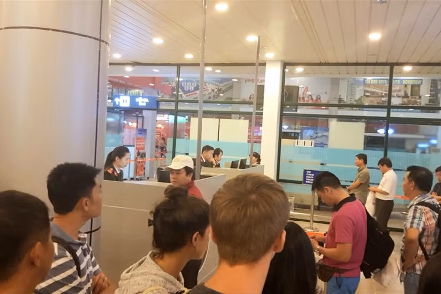 Việc kiểm soát y tế tại sân bay Đồng Hới được thực hiện chặt chẽ nhằm ngăn chặn sự xâm nhập của corona virus vào địa bàn Quảng Bình. Ảnh: Lê Phi Long/Báo Lao động.