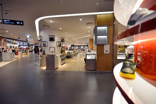 Hàng loạt gian hàng tại Lotte Center Hà Nội rơi vào cảnh ế ấm. Hàng loạt gian hàng tại Lotte Center Hà Nội rơi vào cảnh ế ấm.