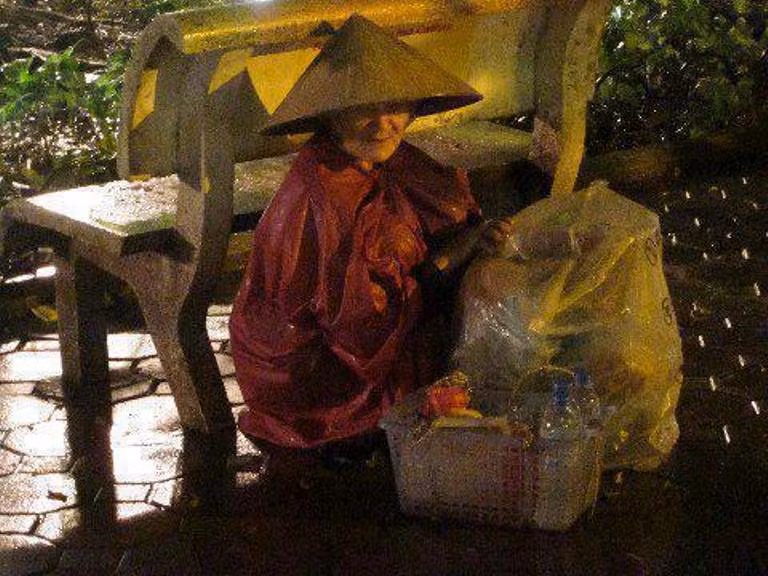 Câu chuyện về "Bà cụ gần 90 tuổi, mù cả 2 mắt vẫn nép mình sau lưng chiếc ghế đá để kiếm tiền nuôi những người con tật nguyền. Mẹ mù, chồng chết, con gái liệt, con trai cả chết ung thư, con trai thứ tàn phế, trai út thất nghiệp, con dâu vô nghề nghiệp mắc bệnh tim bẩm sinh... đó chỉ là một phần những bất hạnh nghiệt ngã đè nặng lên số phận người đàn bà 88 tuổi này". Chỉ sau 13 giờ chia sẻ, bức ảnh nhận được 11 093 lượt thích, 491 lượt chia sẻ và 679 lời bình luận. Câu chuyện về "Bà cụ gần 90 tuổi, mù cả 2 mắt vẫn nép mình sau lưng chiếc ghế đá để kiếm tiền nuôi những người con tật nguyền. Mẹ mù, chồng chết, con gái liệt, con trai cả chết ung thư, con trai thứ tàn phế, trai út thất nghiệp, con dâu vô nghề nghiệp mắc bệnh tim bẩm sinh... đó chỉ là một phần những bất hạnh nghiệt ngã đè nặng lên số phận người đàn bà 88 tuổi này". Chỉ sau 13 giờ chia sẻ, bức ảnh nhận được 11 093 lượt thích, 491 lượt chia sẻ và 679 lời bình luận.