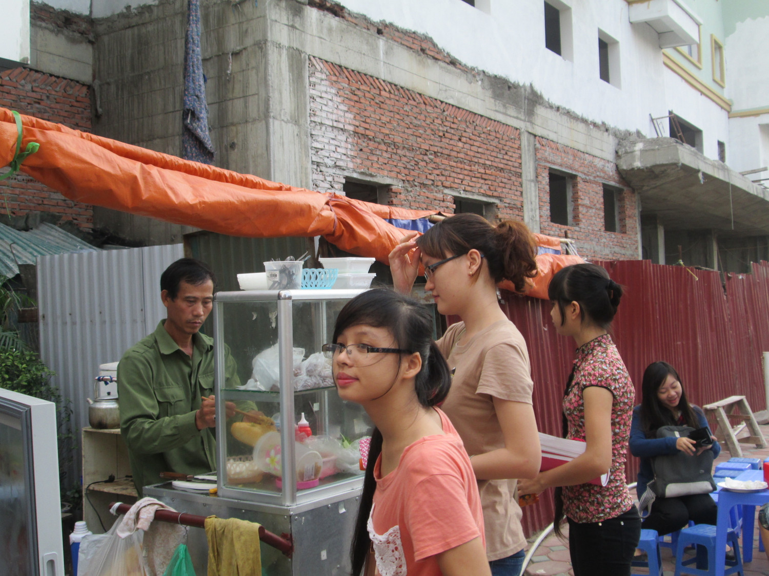 Xe bánh mỳ của ông Xuân vẫn hoạt động phía cổng sau siêu thị Sunmart.