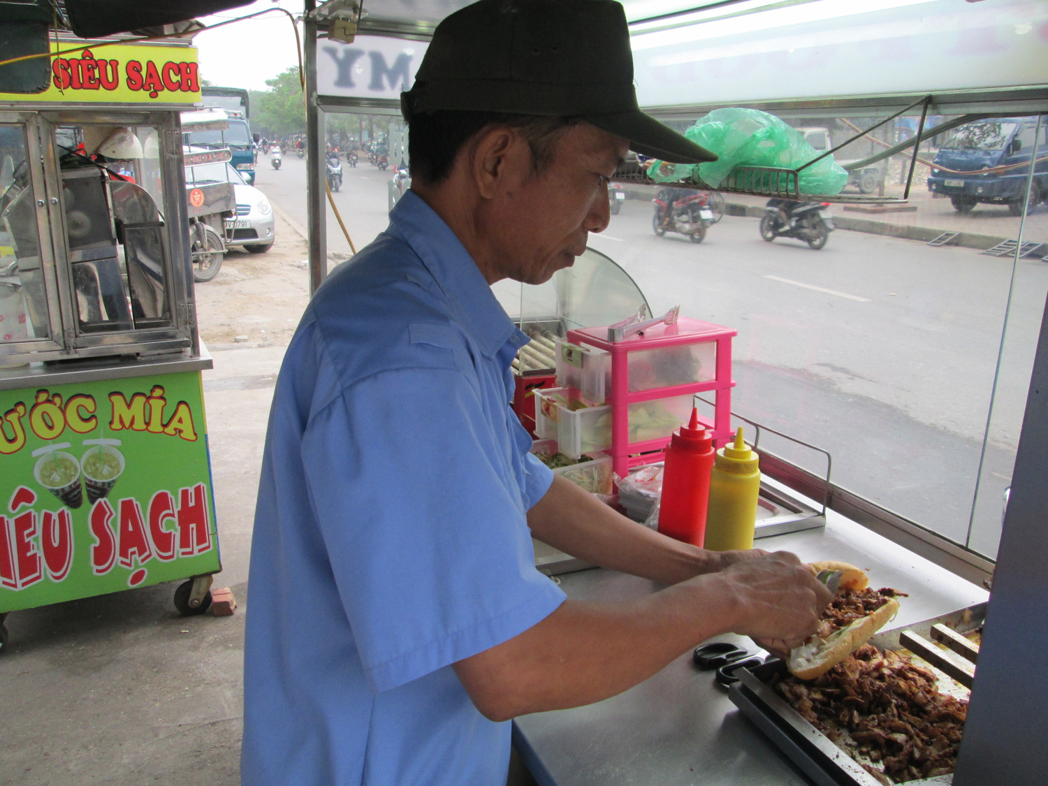 Chú Nhuế cho biết thêm, tổng kết một tháng qua nếu trừ tất cả các chi phí và cả tiền đóng lại cho siêu thị vợ chồng chú Nhuế thu nhập 4 triệu đồng/tháng/2 người.
