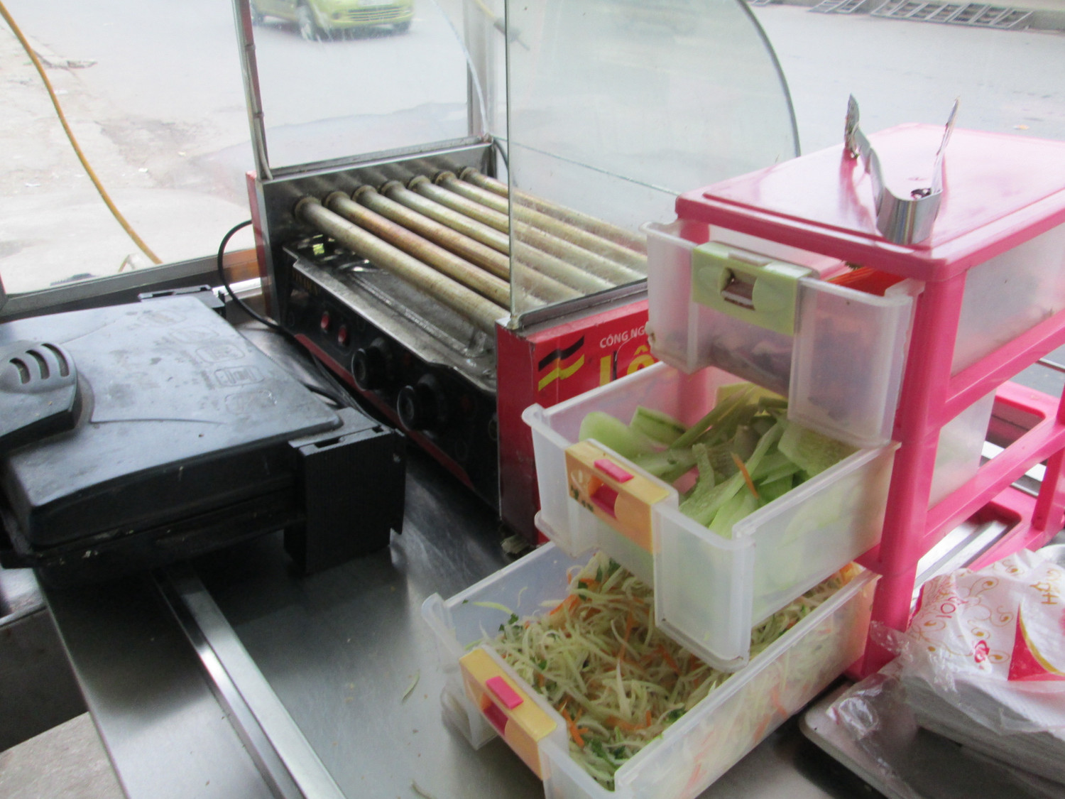 Xe bánh mỳ của chú thì quả thật rất gọn ngàng, tất cả những đồ chế biến đều được đựng trong hộp và đậy kín.