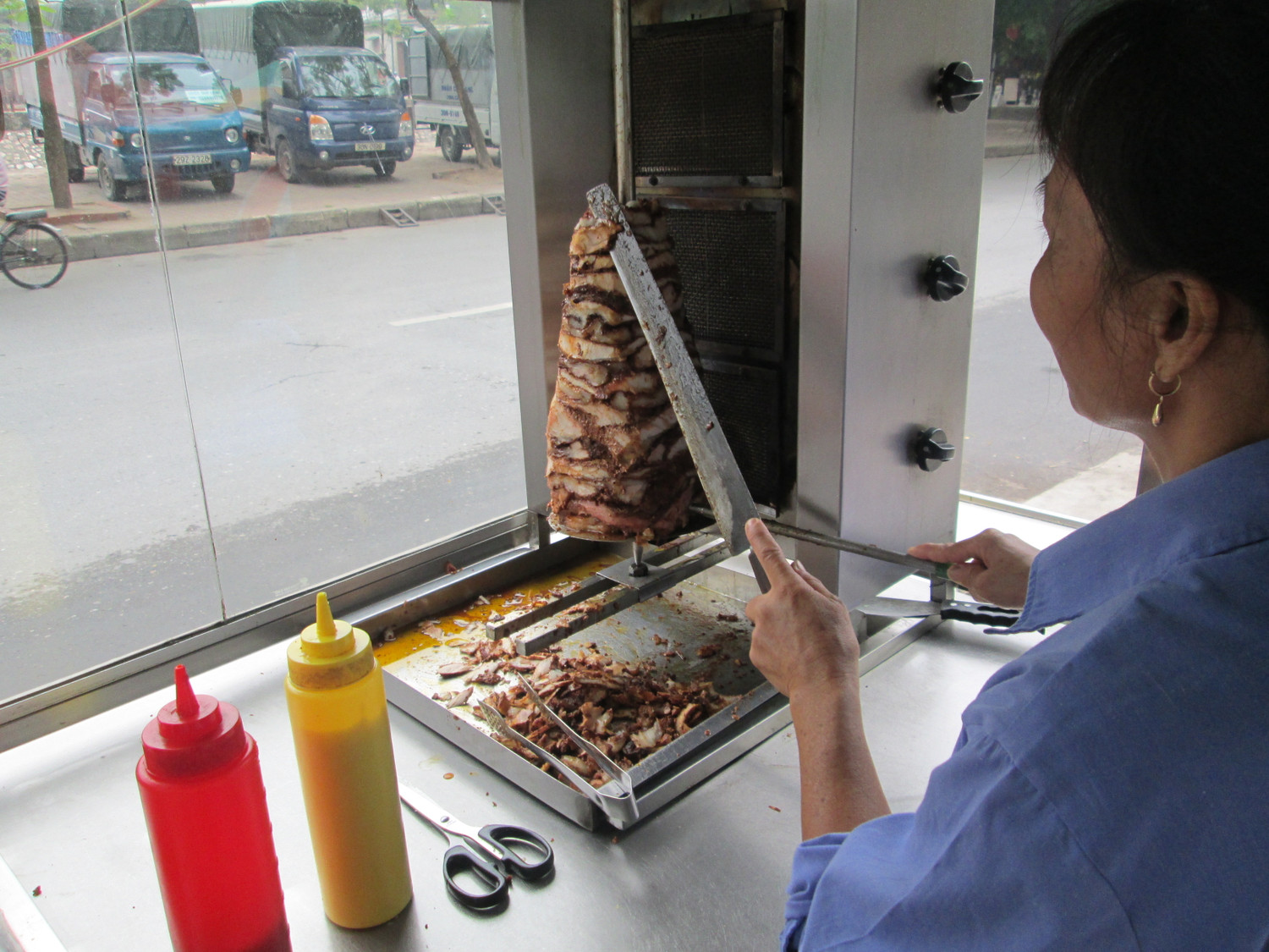 Hàng ngày xe bánh mỳ của chú mở từ 5h30 đến 22h, bán hết từ 5 – 7 kg thịt. Với số lượng thịt như vậy, nếu làm khéo sẽ làm được từ 70 – 100 xuất bánh. Tổng chi phí cho một chiếc bánh mỳ là 11.000 đồng/chiếc và chỉ bán ra với giá 15.000 đồng/chiếc.