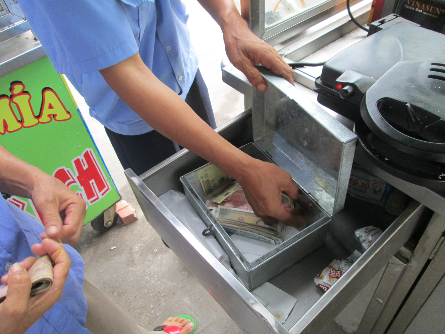 Do không phải là khu vực đông dân cư nên trung bình 1 tháng xe nước mía của vợ chú ở sát bên xa bánh mỳ cũng chỉ thu về khoảng 1 triệu đồng/tháng.