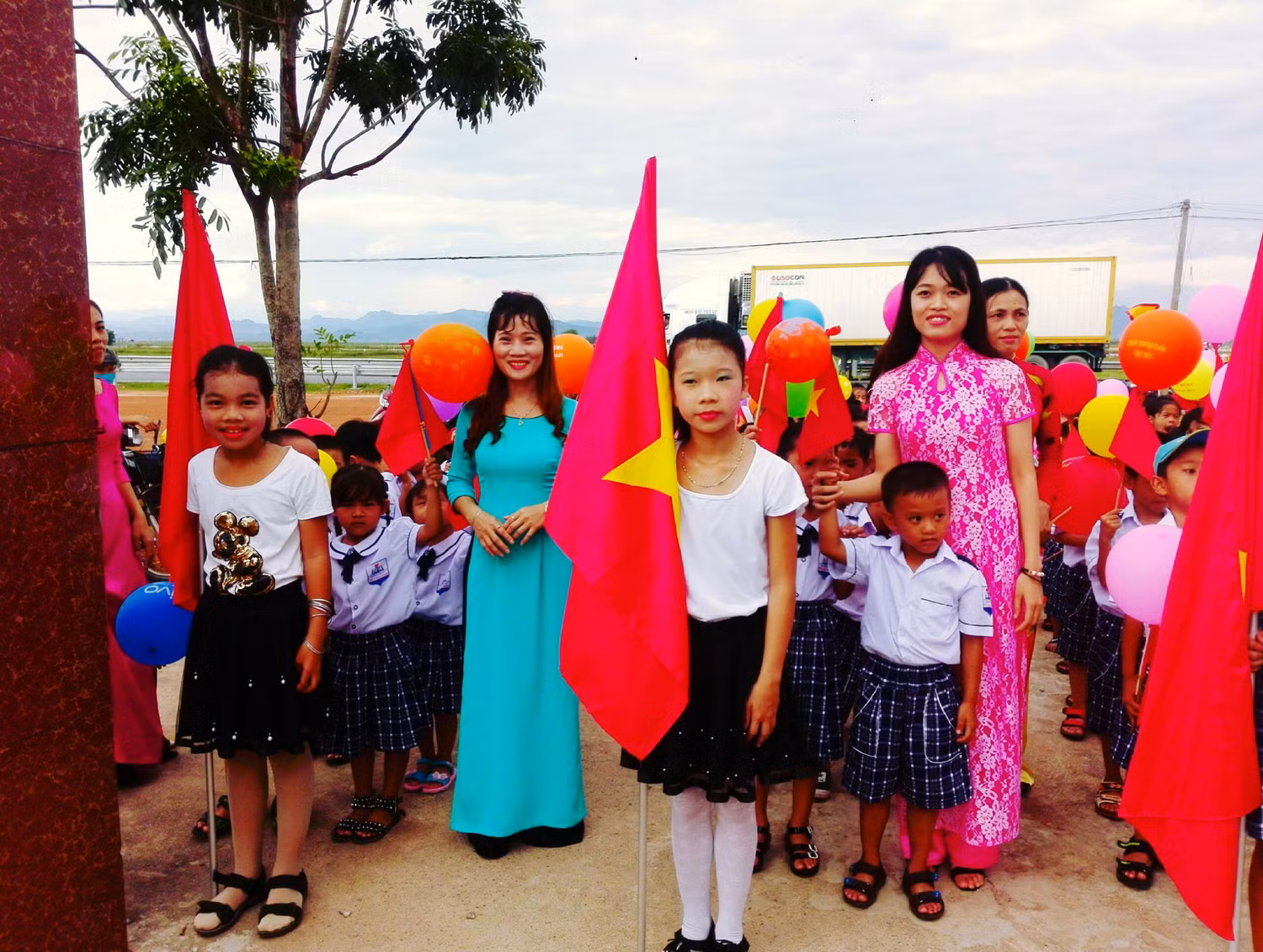 Đón các em học sinh lớp 1 vào trường.