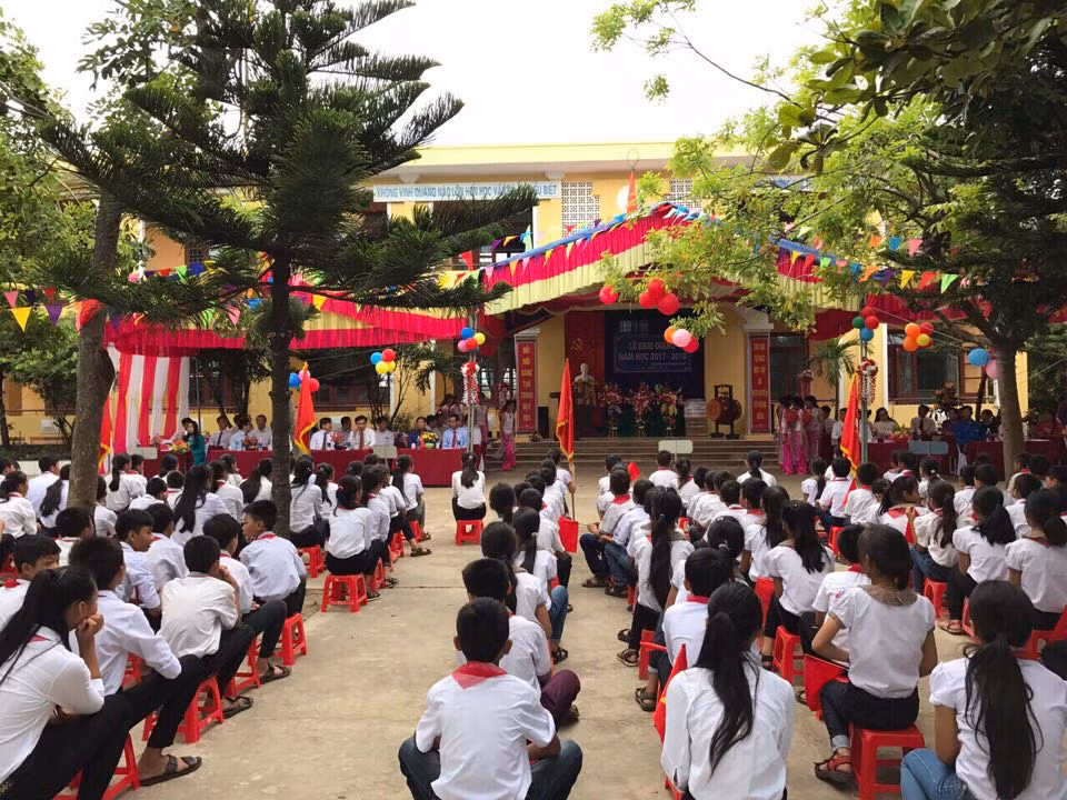 Năm học 2-17-2018, tại tỉnh Quảng Bình có gần 22 vạn học sinh từ mầm non đến cao đẳng, đại học.