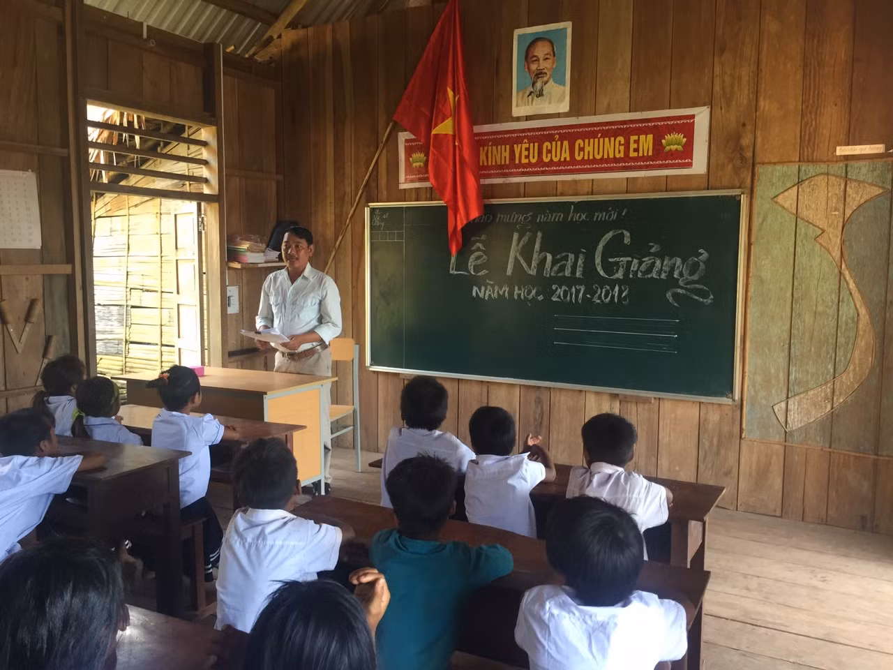 Lễ khai giảng của các em học sinh ở bản Troi, xã Thượng Trạch, Bố Trạch, Quảng Bình.