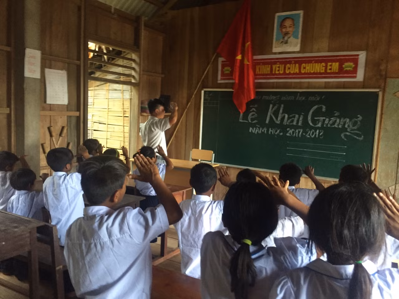 Vì địa hình hiểm trở, xa trung tâm nên các thầy giáo tự tổ chức lễ khai giảng cho học sinh.