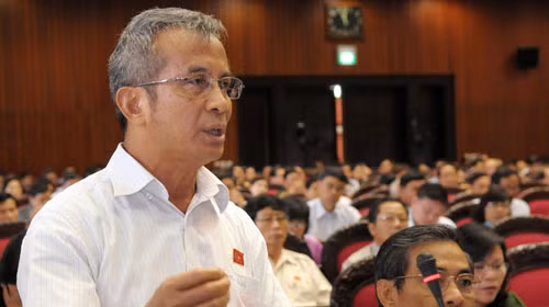 Ông Đặng Ngọc Tùng đề nghị không thông qua Luật Bảo hiểm xã hội (sửa đổi). Ông Đặng Ngọc Tùng đề nghị không thông qua Luật Bảo hiểm xã hội (sửa đổi).