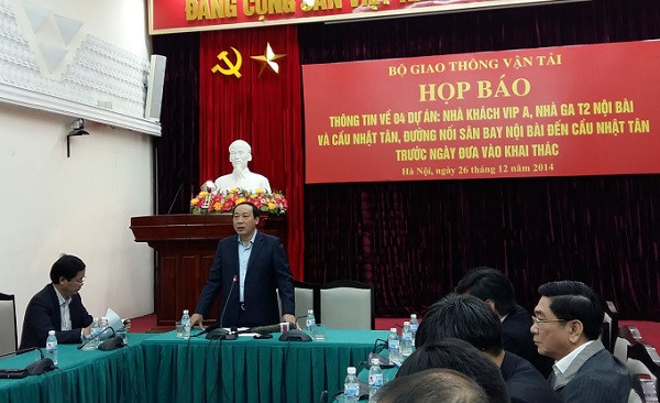 Ông Nguyễn Hồng Trường - Thứ trưởng Bộ GTVT thông tin về 4 dự án trọng điểm khánh thành vào đầu tháng 1/2015 trong buổi họp báo sáng nay. Ảnh: Ngọc Quang.