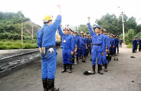 Trước khi vào công việc, công nhân được nhắc nhở phải ghi nhớ nội quy an toàn lao động.