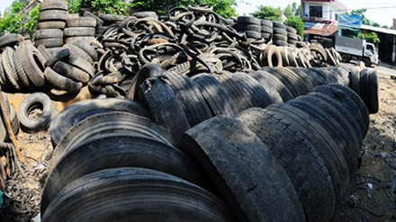 Chính phủ yêu cầu kiểm tra, đảm bảo an toàn môi trường đối với các cơ sở sản xuất sử dụng lốp ô tô phế thải làm nguyên liệu. Ảnh minh họa: Vnexpress.